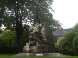 800px-Statue_Jean-Jacques_Rousseau